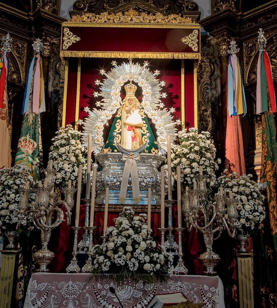 Así luce la Virgen de la Cabeza en estos días de novena en la parroquia de San Miguel Arcángel. 