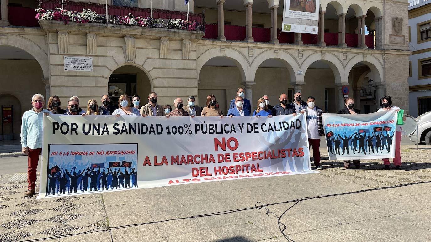 Los munícipes junto con miembros de la plataforma no a La Marcha de Especialistas del Hospital Alto Guadalquivir