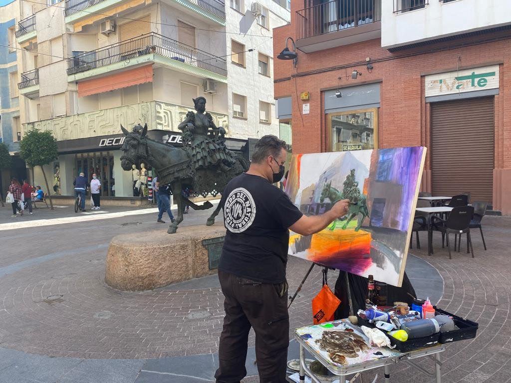 Un participante se recrea con el Monumento a la Jamuga, en pleno centro de la ciudad. 