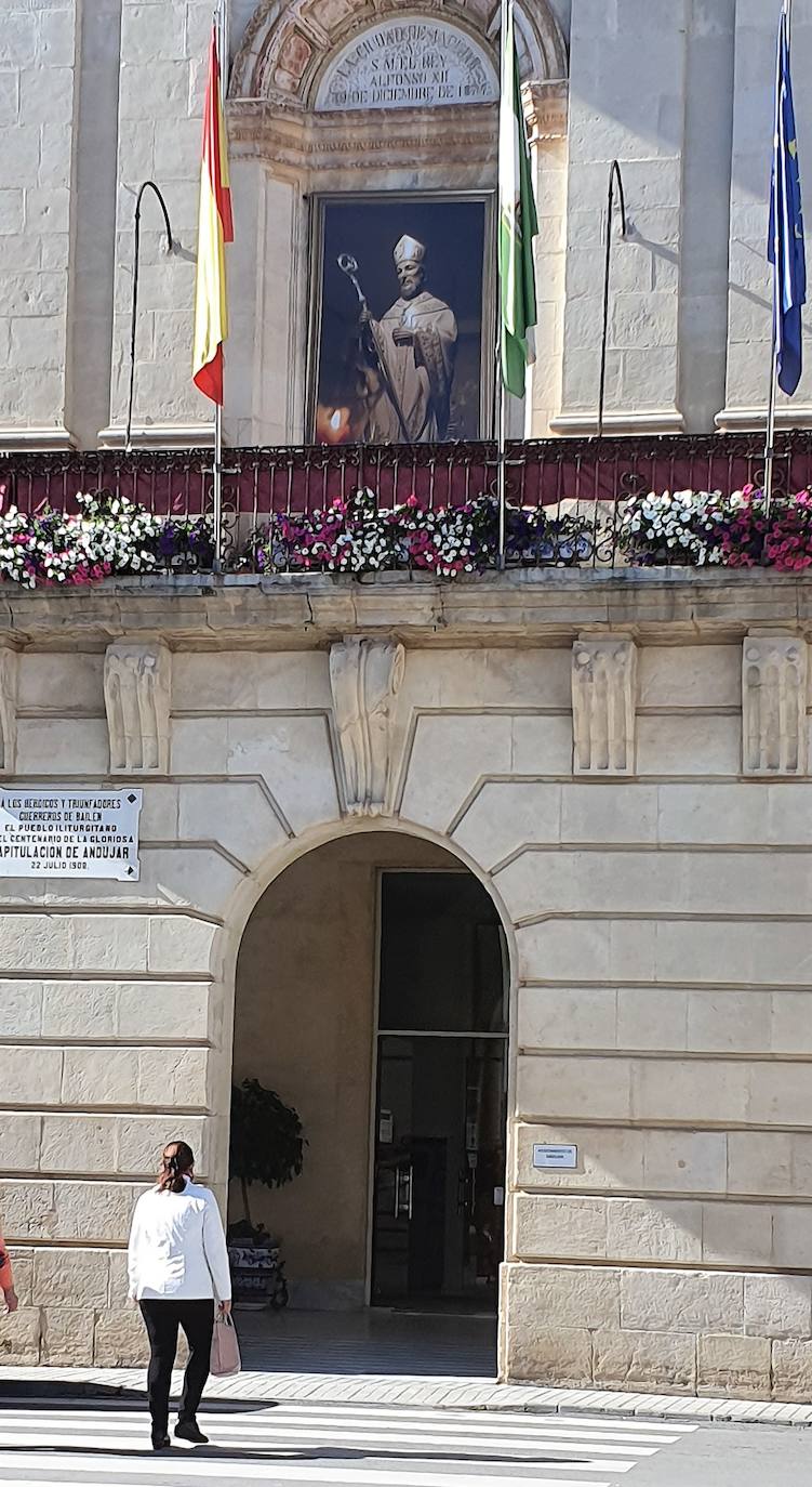 Imagen de San Eufrasio en el balcón del Ayuntamiento. 