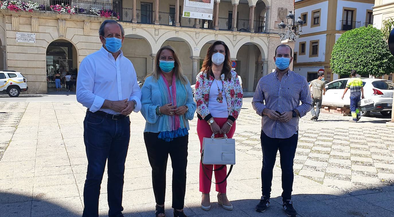 Ángela Hidalgo ayer con concejales del PP de la zona en la Plaza de España, a las puertas del Ayuntamiento. 