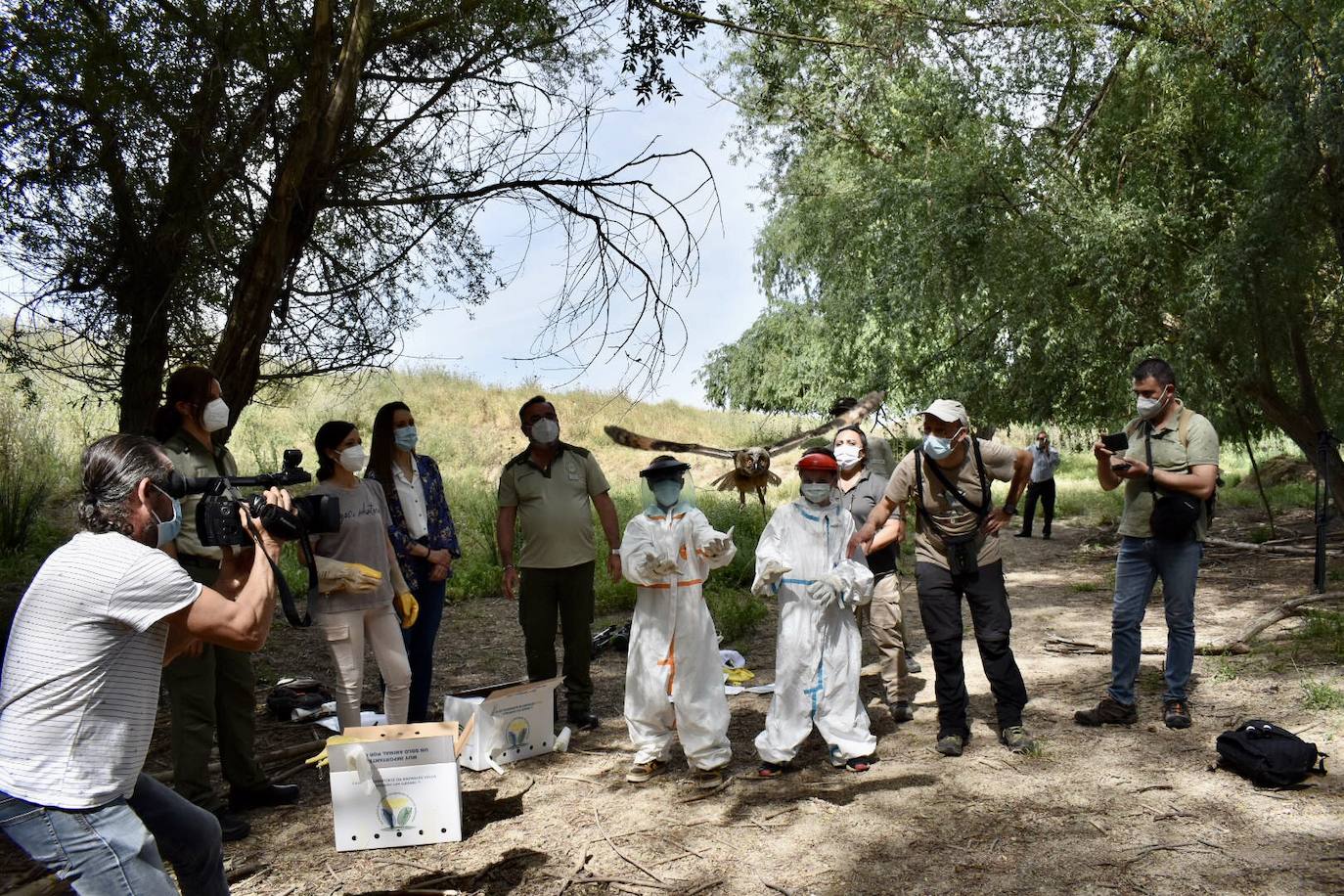 Dos escolares del colegio Ruiz de Gordoa han participado en la suelta a orillas del río Gudalquivir. 