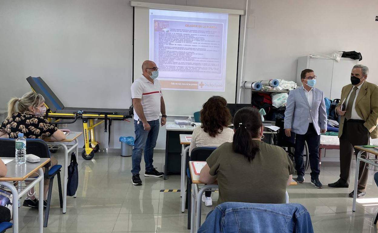 l alcalde y José Boyano acuden a uno de los cursos. 