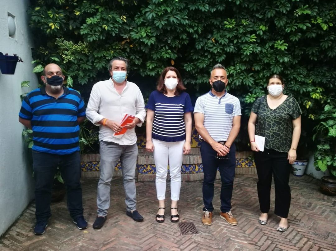 Miembros de Ciudadanos Andújar con el director del Conservatorio. 
