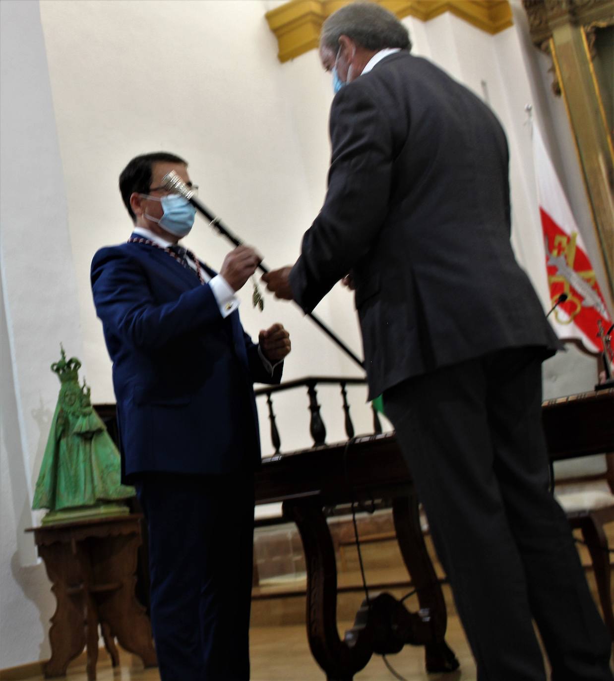 Pedro Luis Rodríguez ha recibido al bastón de manos de Francisco Carrmona. 
