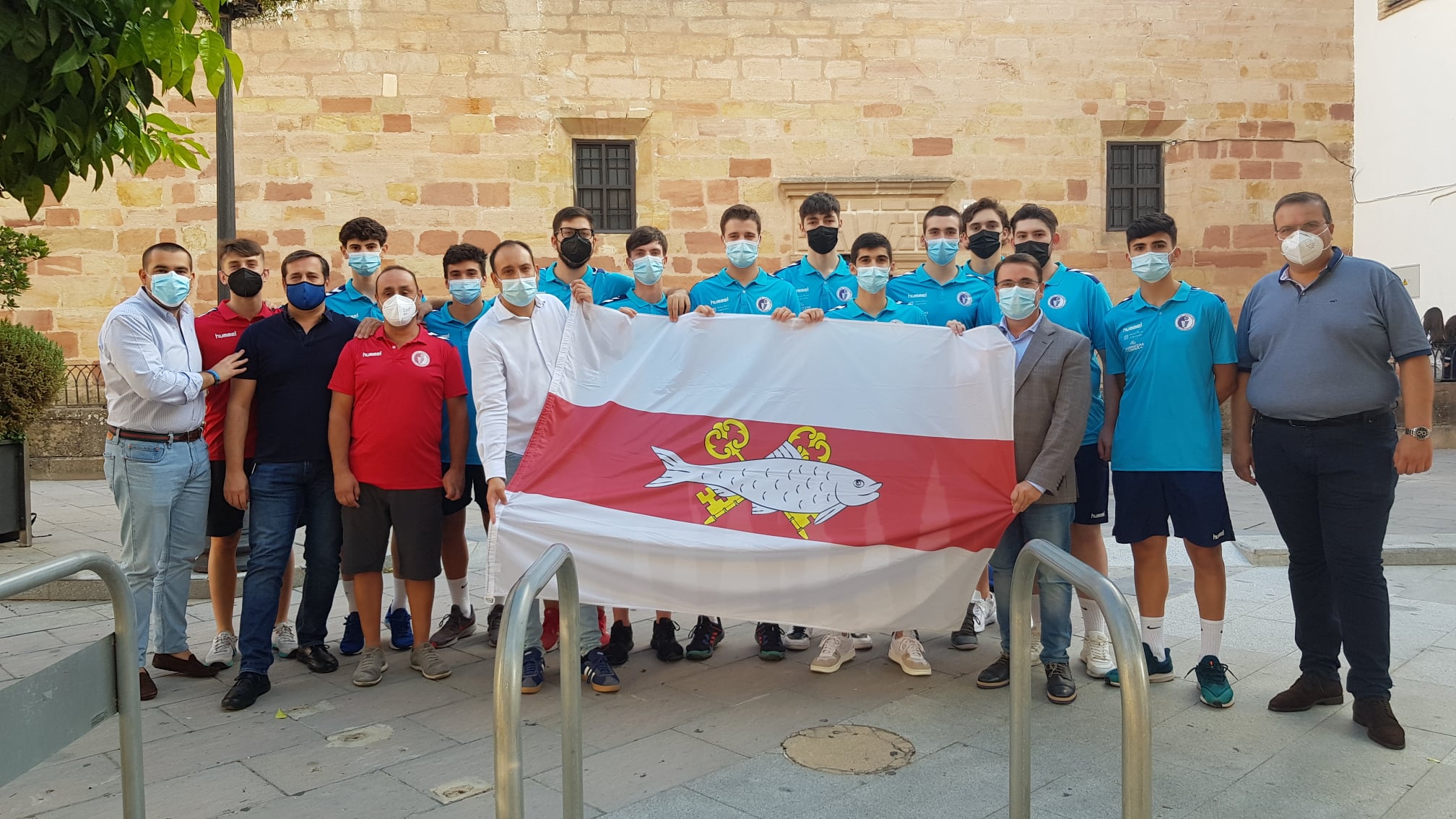 Patrocinadores, técnicos, directivos y jugadores del junior en la recepción que les hizo el Ayuntamiento en la plaza de Santa María. 