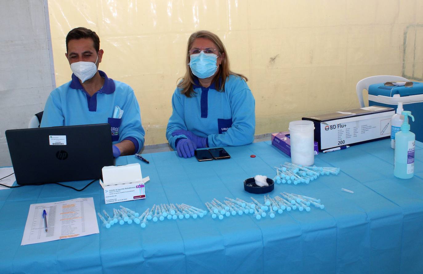 Profesionales sanitarios con las dosis preparadas para inyectarlas en el pabellón ferial. 