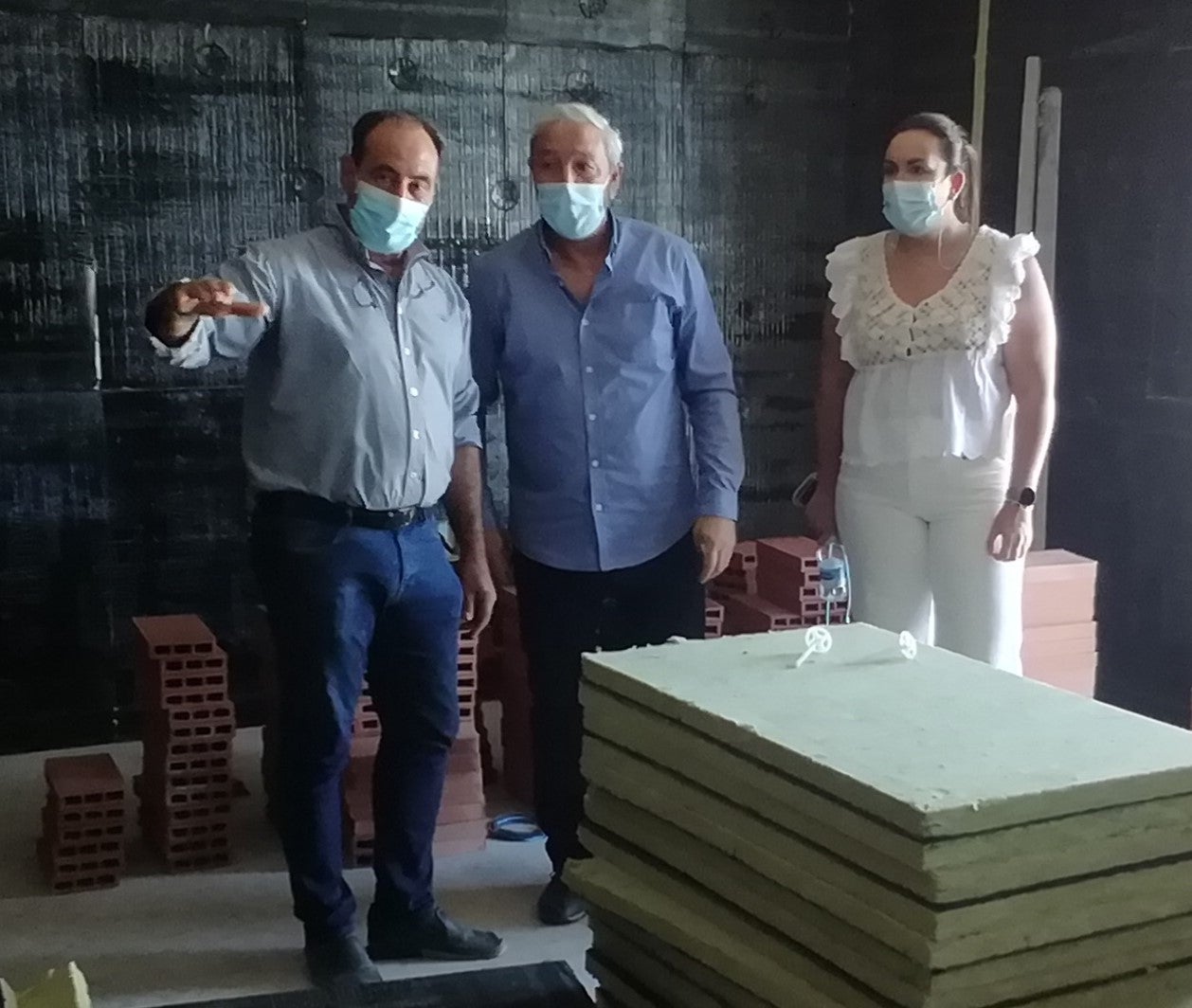 El empresario encargado de la construcción de las salas de ensayo explica los pormenores de la obra a los ediles. 