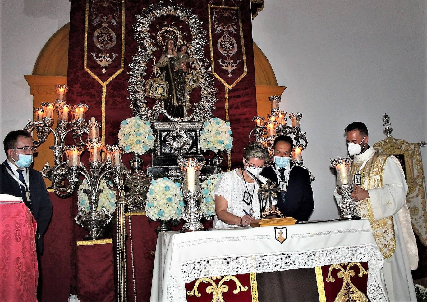 María Belén Plaza y José David Checa firmaron el documento ante la imagen restaurada de la Virgen y en presencia del sacerdote Antonio José Morillo. 