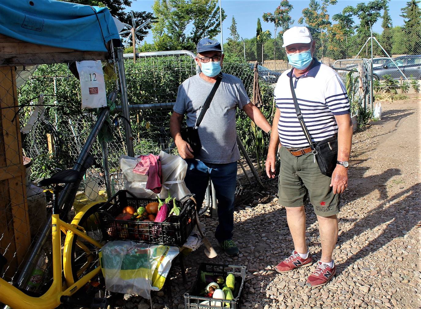 Juan y Manolo con los productos recolectados que ha ido a para a la asociación humanitaria VAS 