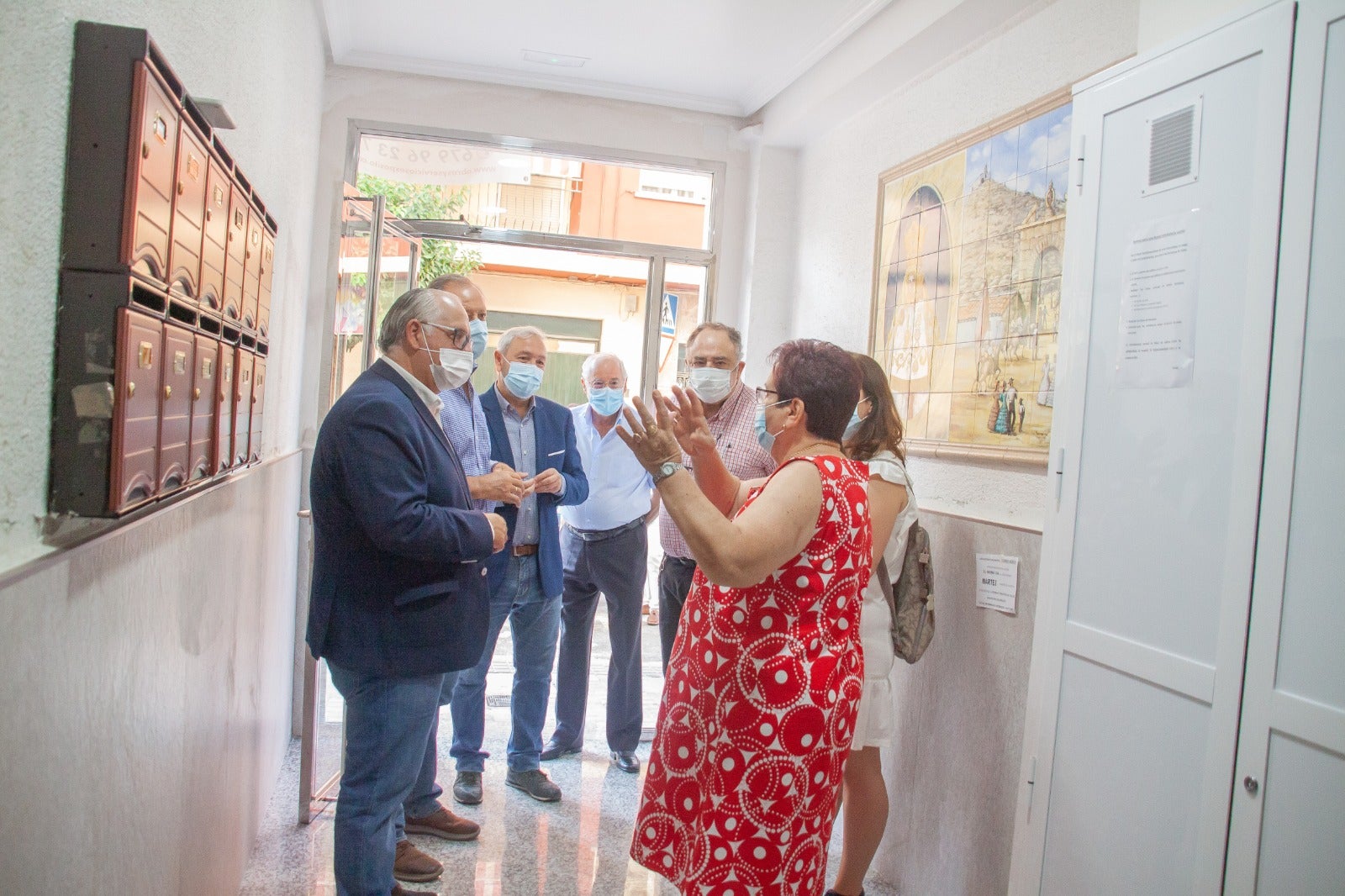 Jesús Estrella conversa con una vecina del bloque de la calle Miguel de Cervantes. 