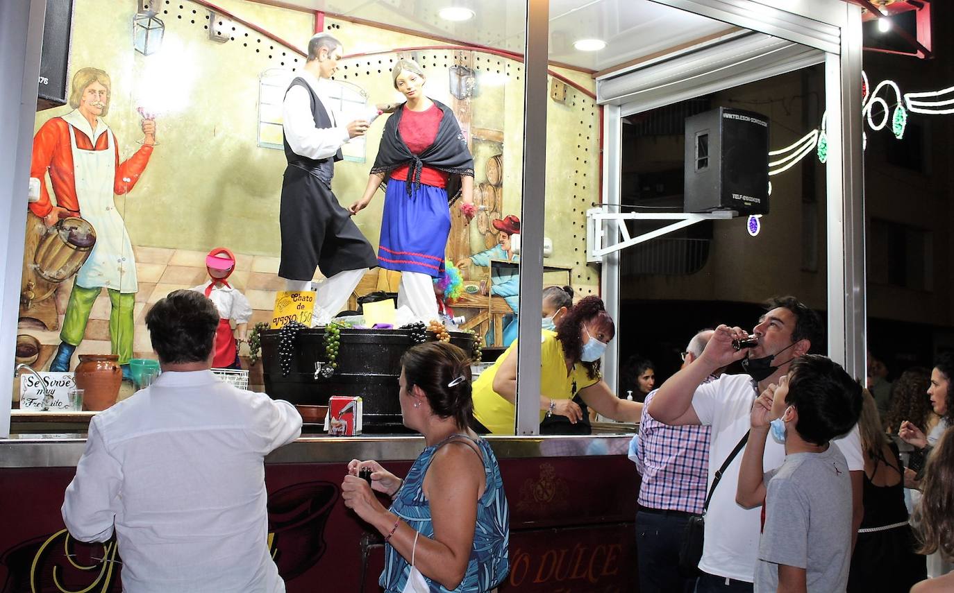 Tradicional puesto de vinos instalado en la Plaza Vieja. 