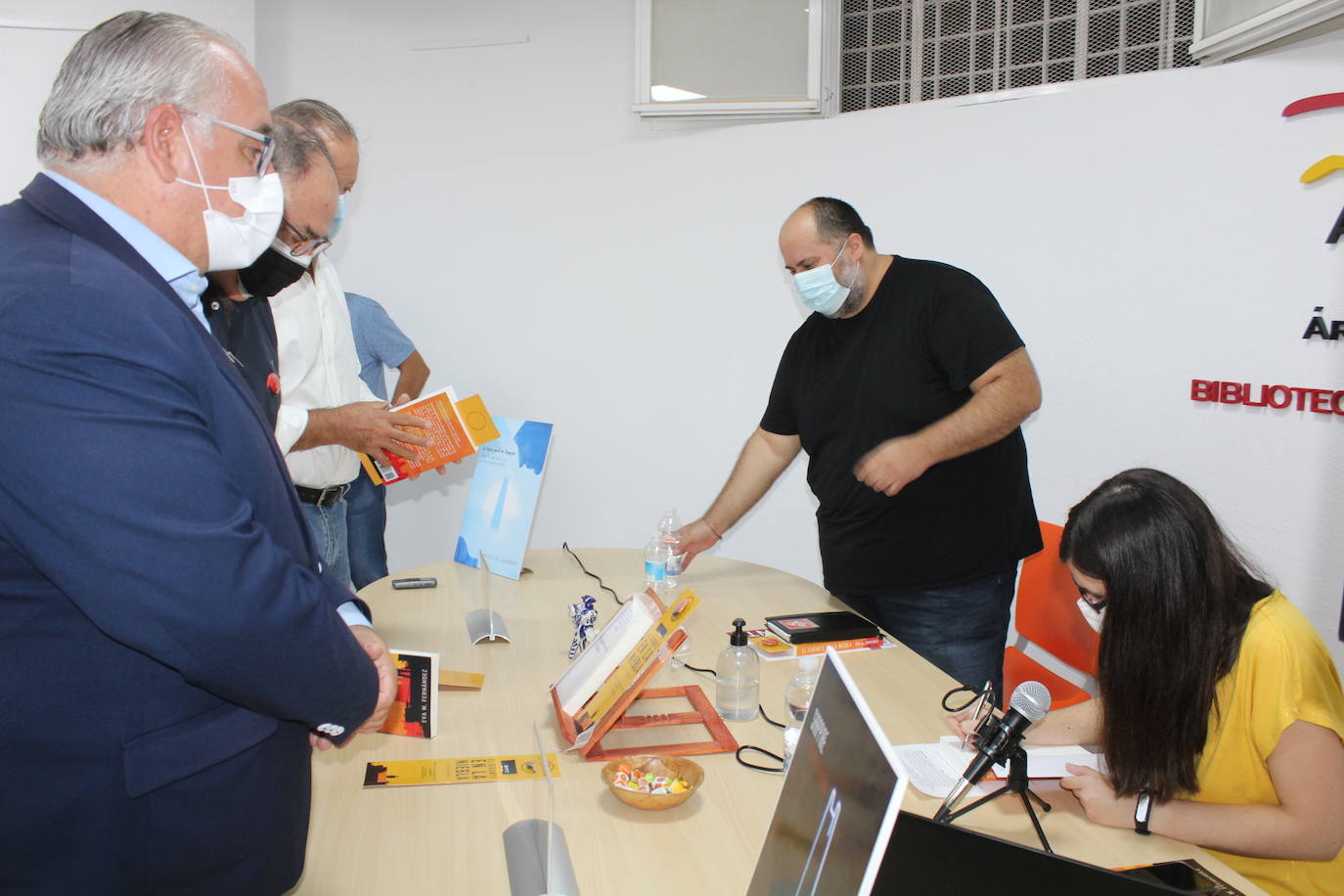 La autora firma un ejemplar al delegado de Cultura, Jesús Estrella. 