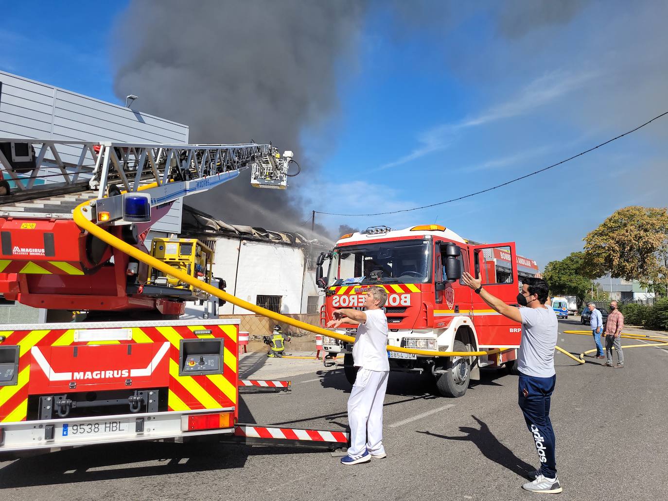 Controlado el fuego que ha arrasado tres naves del Polígono La Estación de Andújar