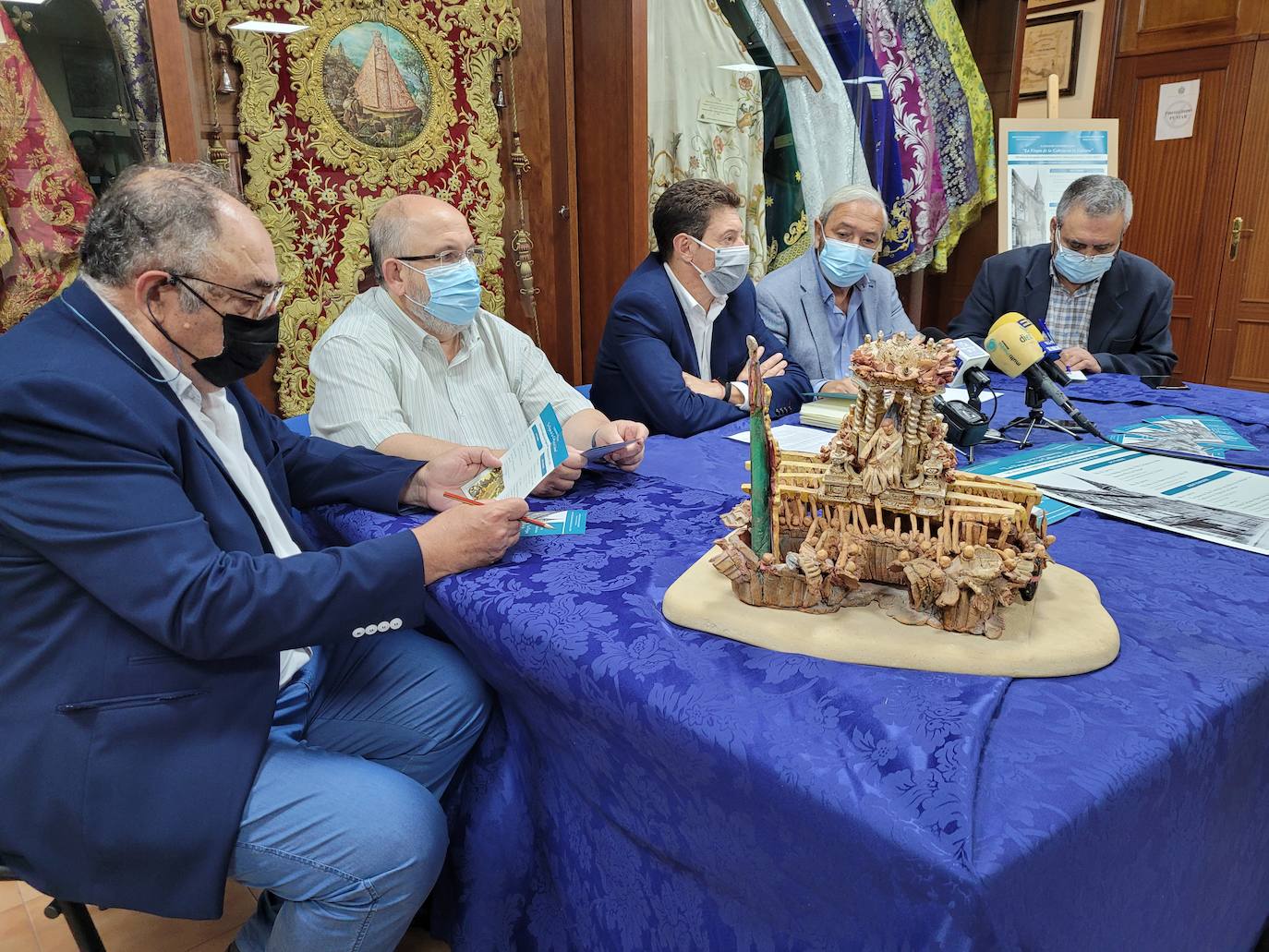 ACTO DE PRESENTACIÓN DE LAS CHARLAS. 