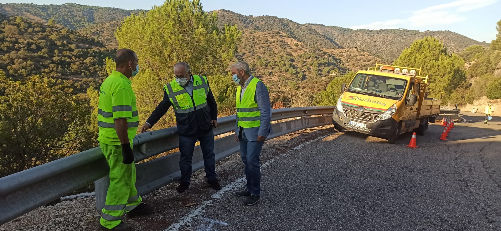 El delegado comprueba el estado de las balizas. 