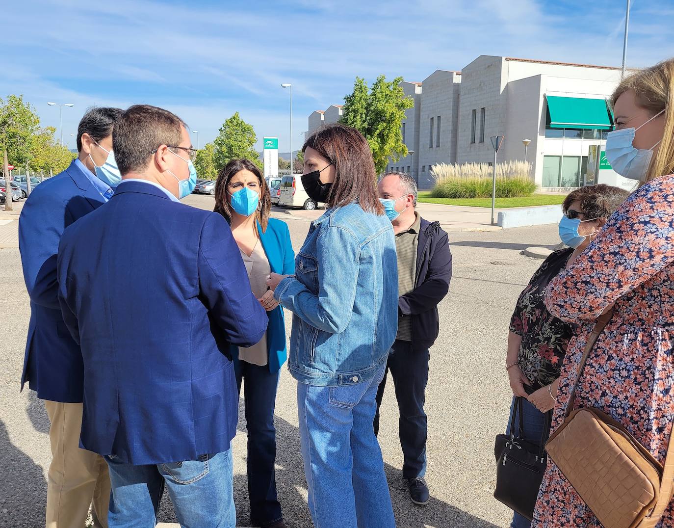 Ángeles Férriz con munícipes de la zona, ayer en el hospital. 