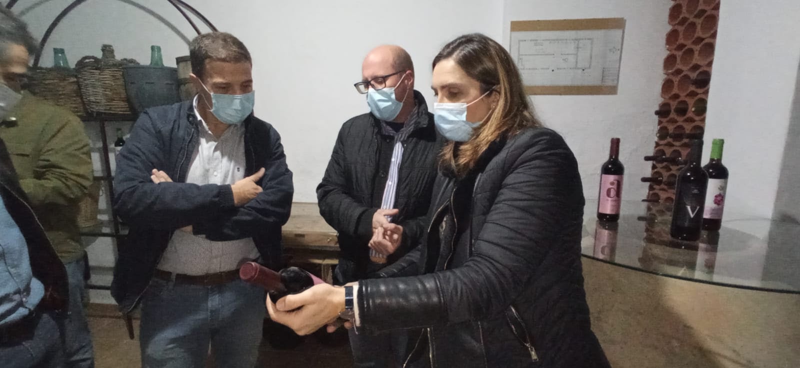 Idelfonso Ruiz visitó la bodega de Capellanías. 