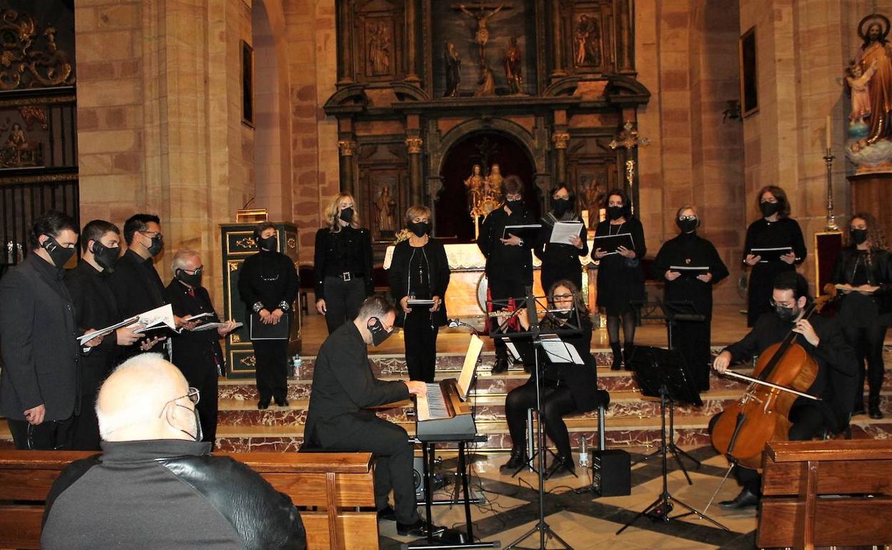 Actuación de coro 'Llama de Amor Viva' en Santa María. 