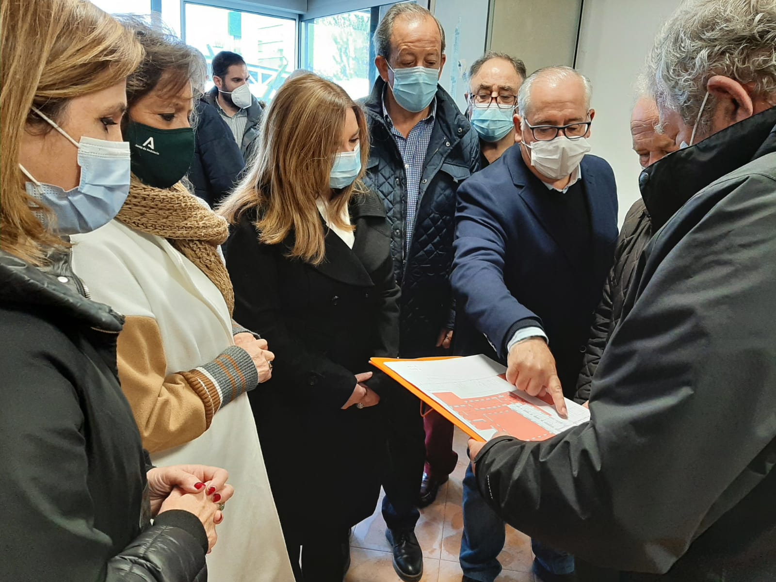 Las autoridades de la Junta contemplan los planos de las obras. 