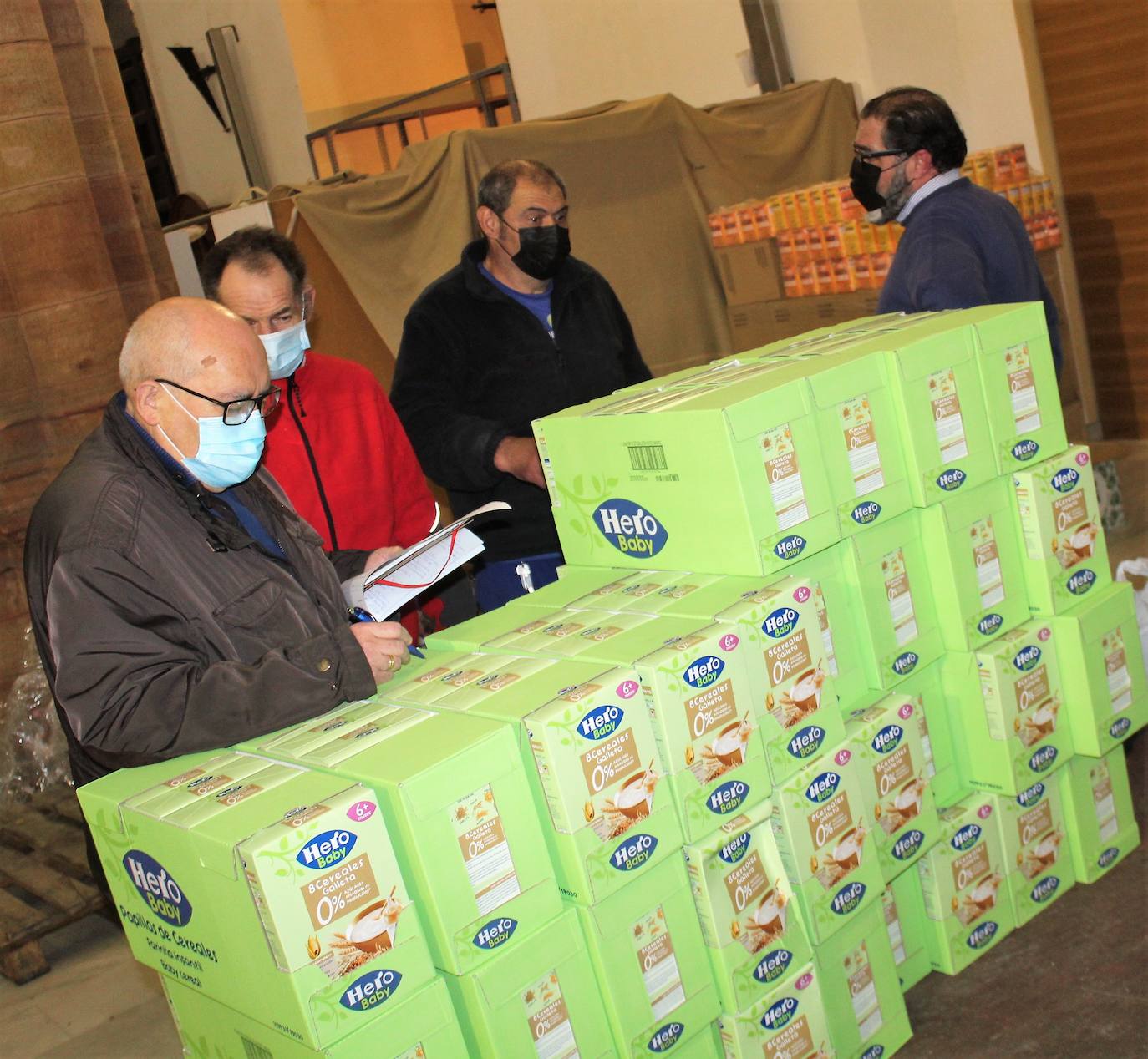 Francisco Martínez con un grupo de voluntarios hace acopio de alimentos. 