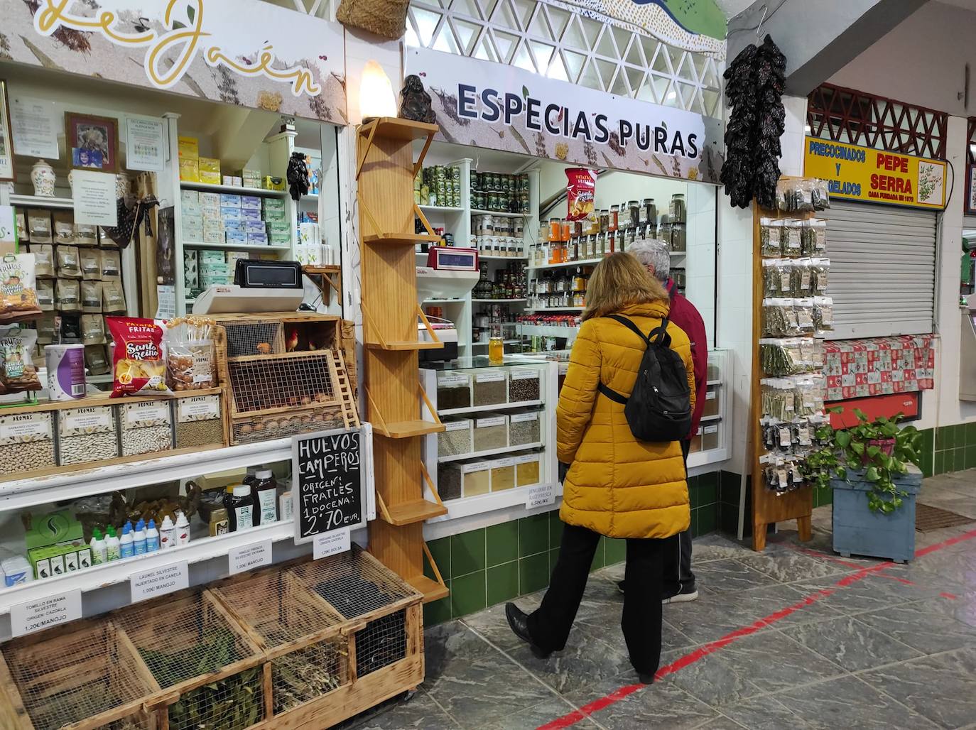 El virus ha roto las expectativas navideñas en la Plaza de Abastos