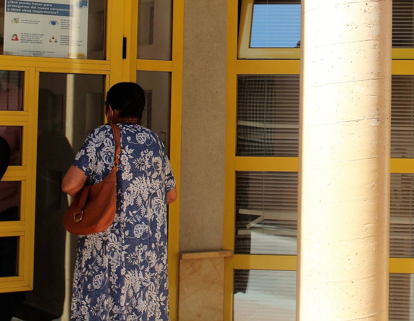 Una vecina espera ser atendida en pandemia en Servicios Sociales. 