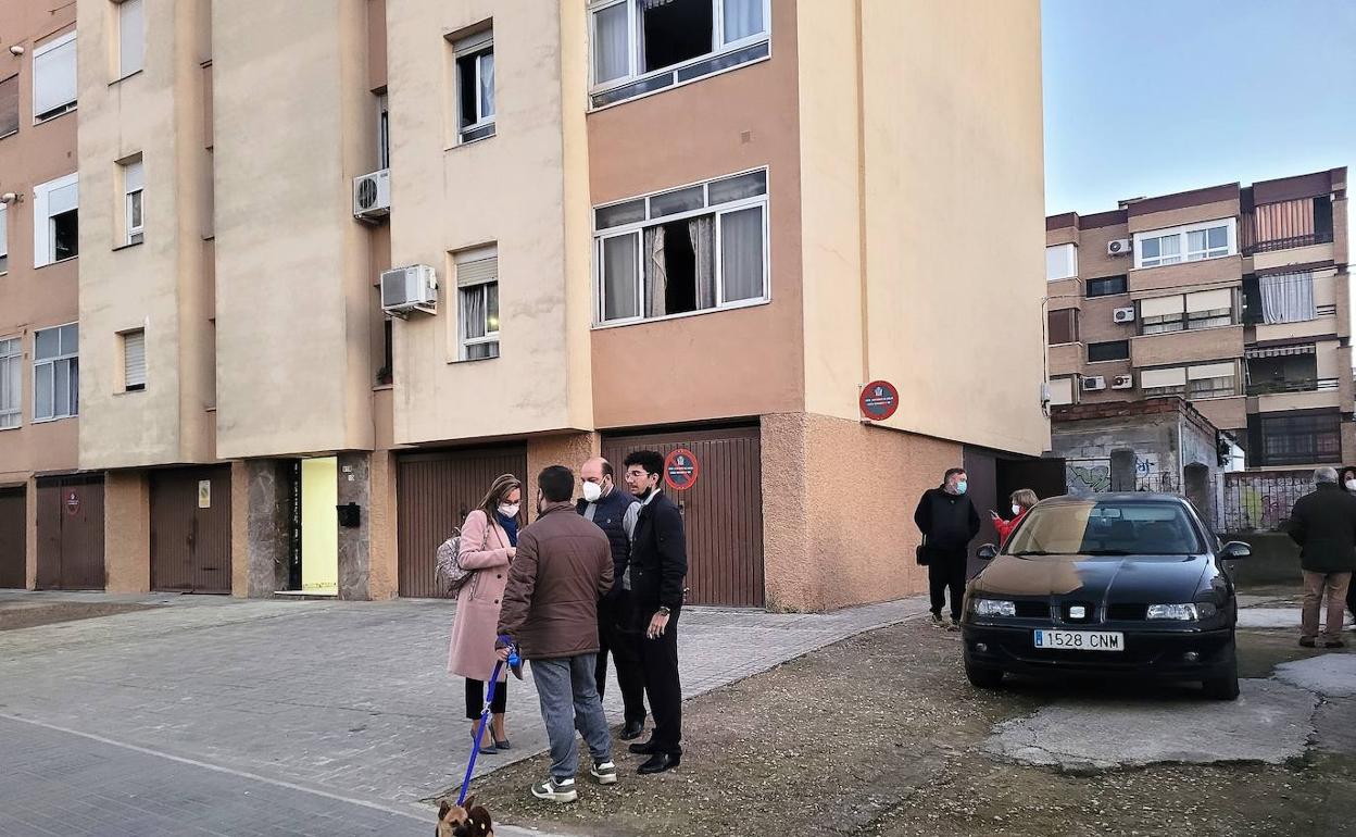 Vecinos del inmueble afectado esperan a regresar a sus casas. 