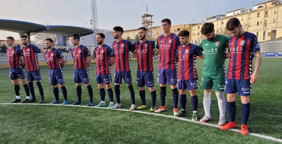 Equipo inicial del Iliturgi el pasado domingo ante el Maracena en el minuto de silencio que guardó por el que fuera jugador José Mármol, fallecido el pasado día 20 de enero en un incendio. 