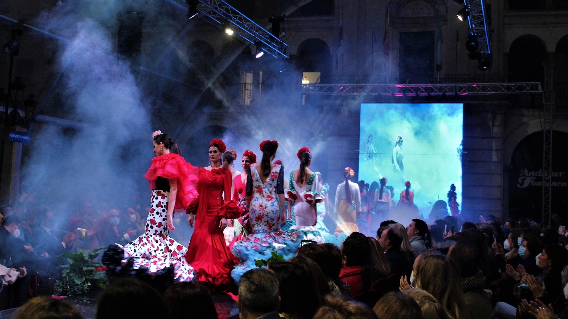 Los desfiles de traje de flamenca vuelven a causar furor en la pasarela de la Plaza de España 