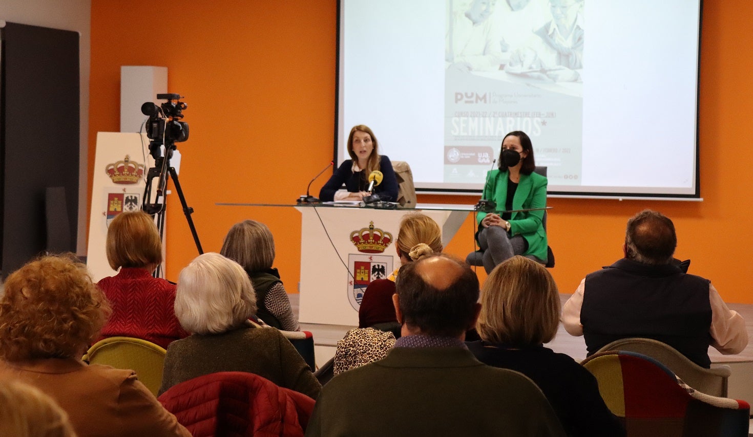 Alma Cámara y Marta Torres durante la inauguración en el salón de actos de la Casa Municipal de Cultura. 