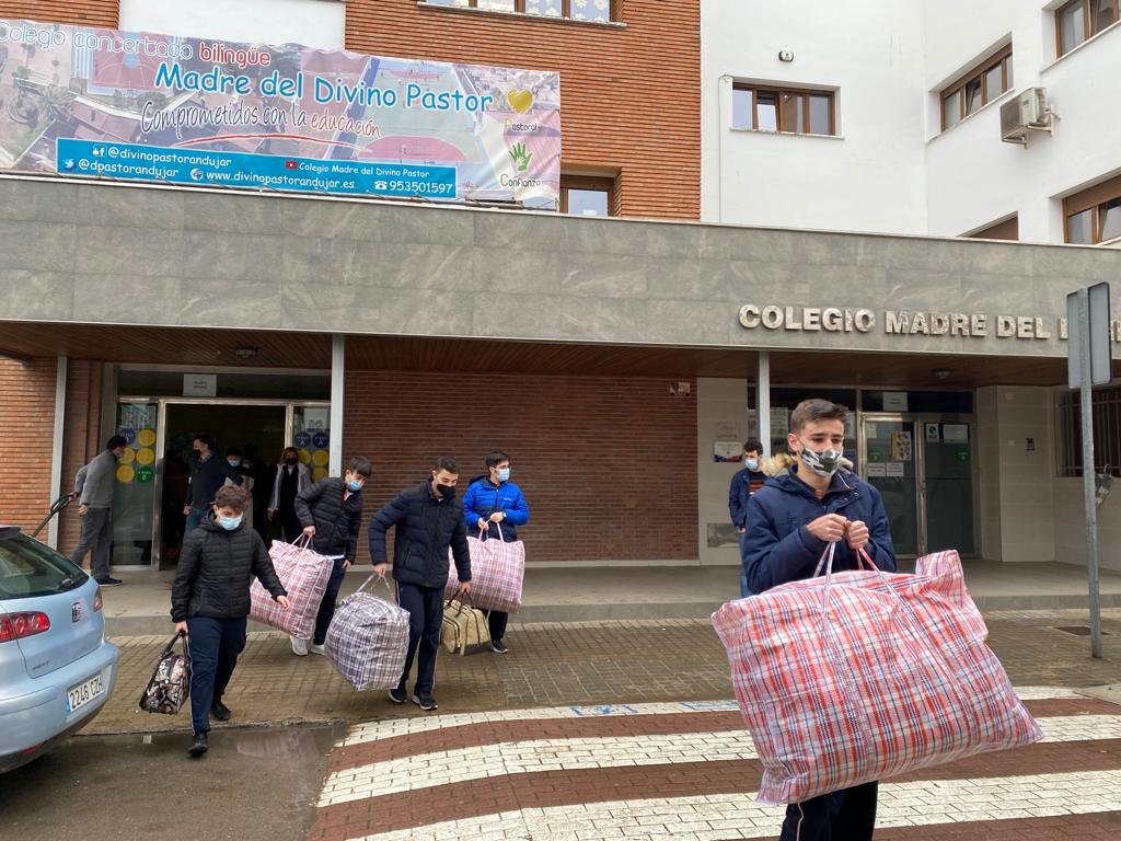 Niños llevan el cargamento humanitario. 