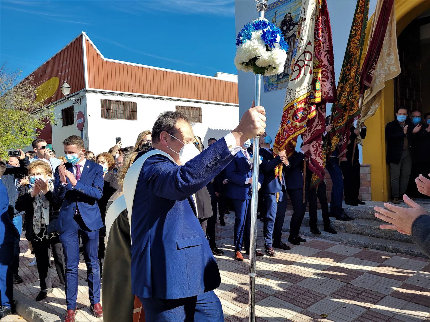 Las banderas esperan a los hermanos mayores en la iglesia de Santiago Apóstol de La Lagunilla. 