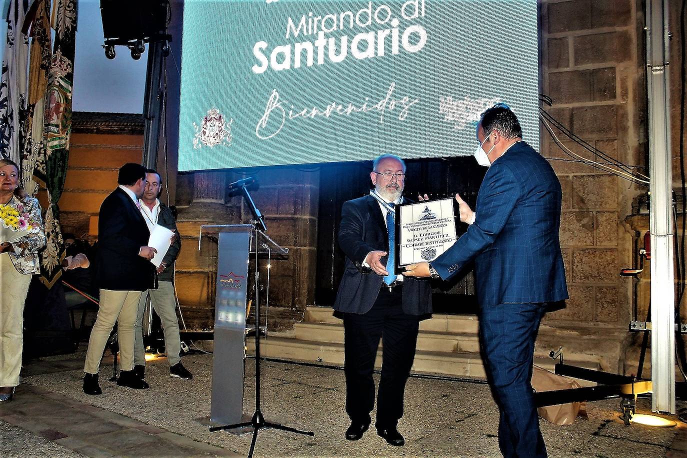 Enrique Gómez recibió la distinción de manos del hermnano mayor, Antonio Barrios. 