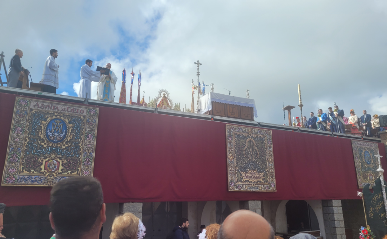 La Virgen de la Cabeza pasea al fin por el Cerro ante la emoción desbordada de sus devotos
