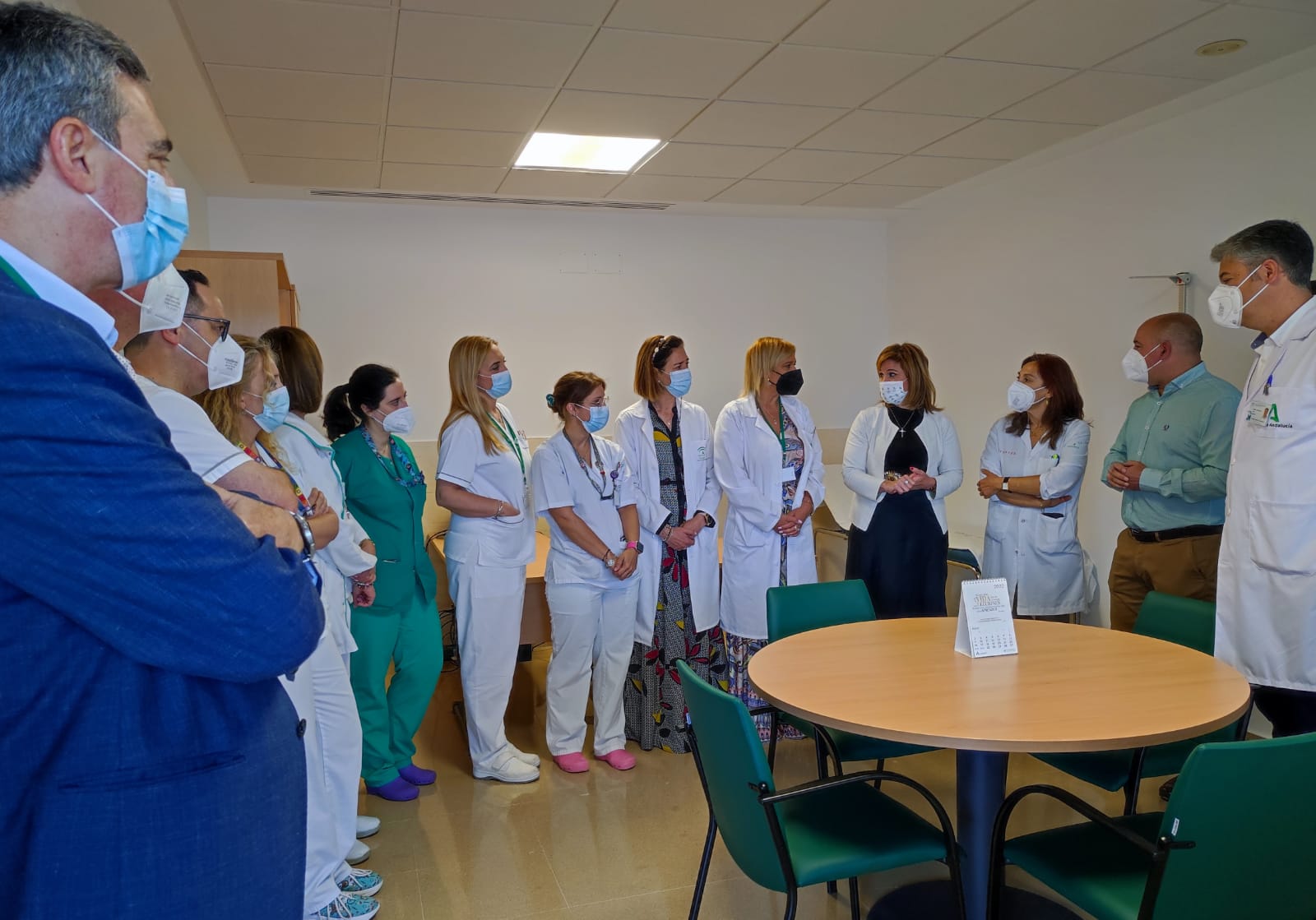 La delegada Trinidad Rus, conversa con el personal del Hospital. 
