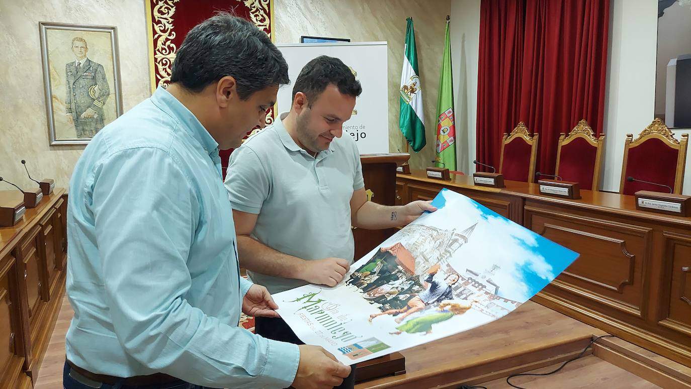Manuel Lozano y Rafael Valdivia con el cartel. 