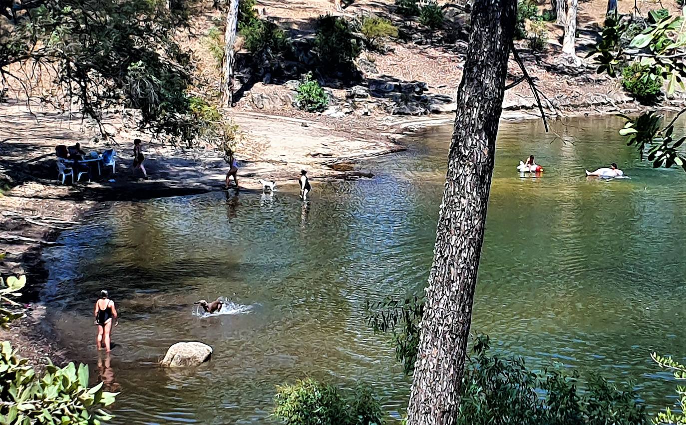 La playa de interior del Encinarejo es muy frecuentada en la época estival. 