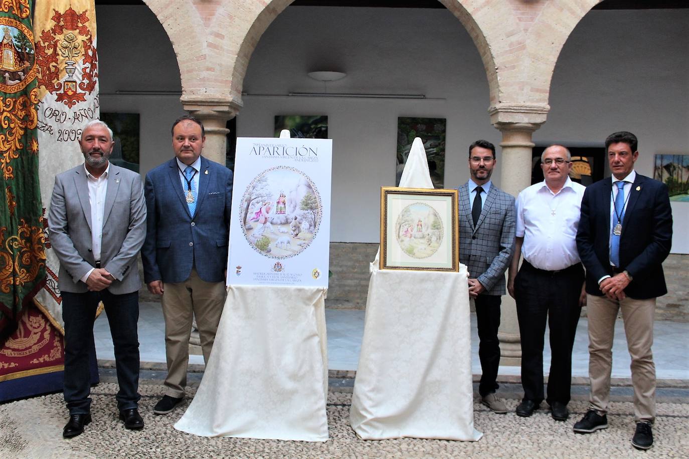 Representantes del Ayuntamiento, la Cofradía Matriz y la Orden Trinitaria, con el cartel. 