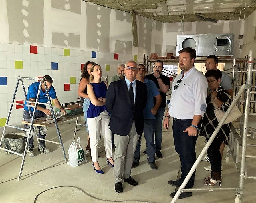 Jesús Estrella, durante su visita a las obras de la sala de usos múltiples en el colegio Capitán Cortés. 