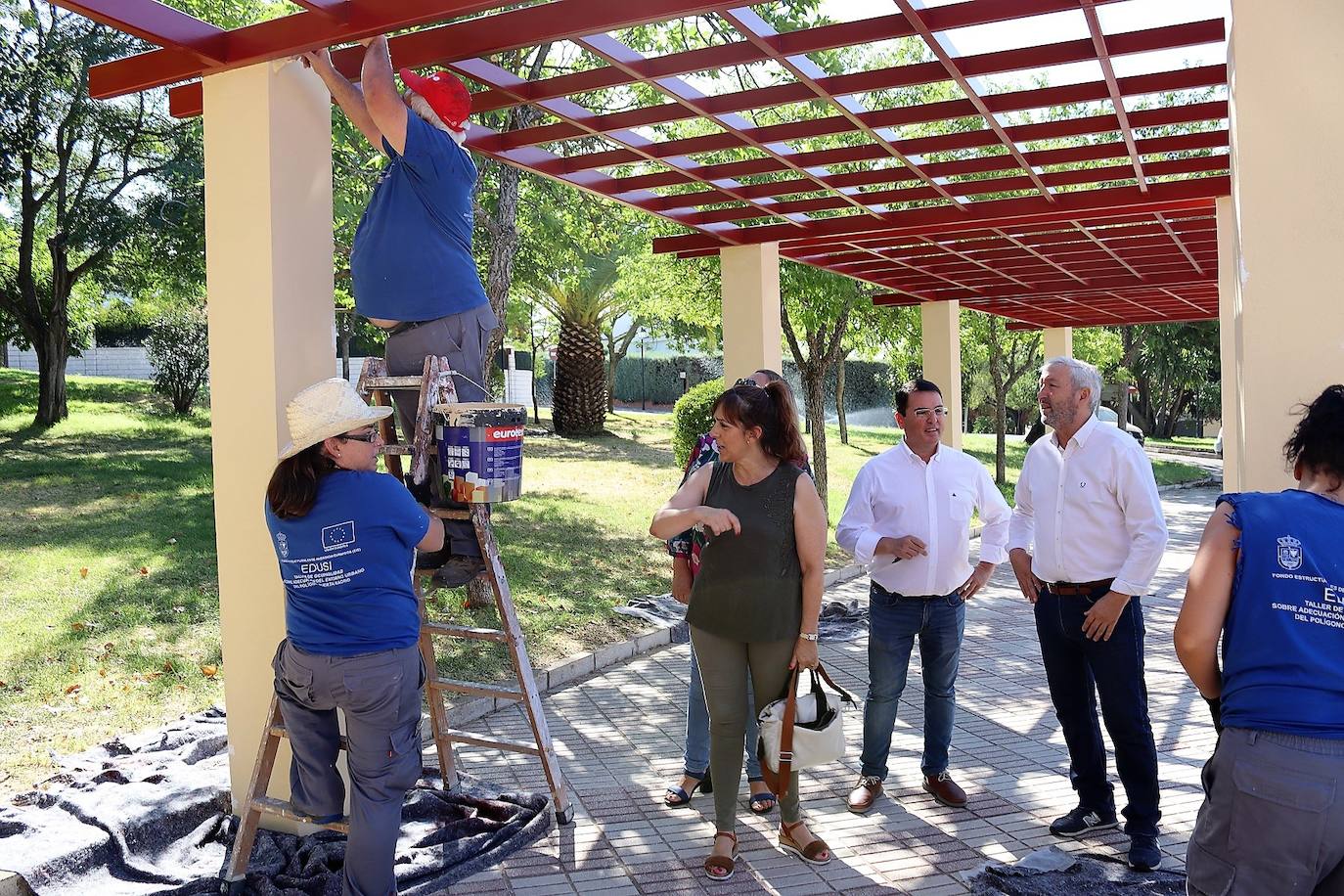 El alcalde y ediles del gobierno, durante las obra de remodelación que realizan los jóvenes. . 