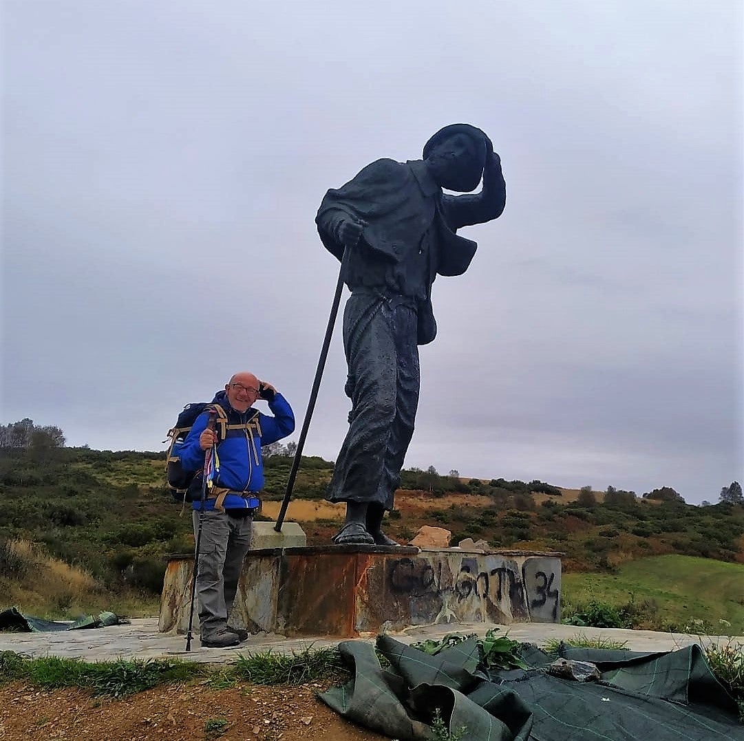 Antonio Porras en uno de los hitos del camino. 