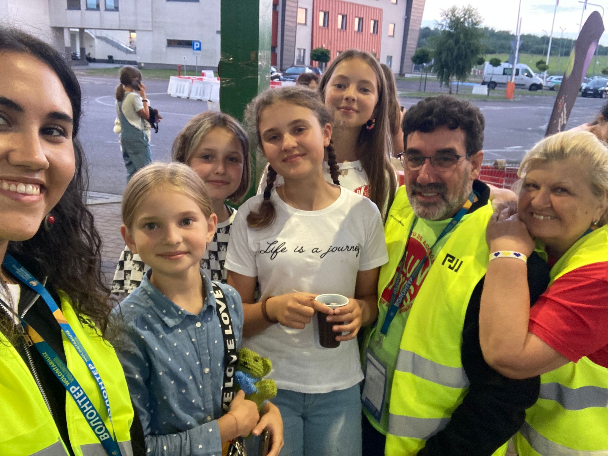 Benito Martínez, segundo por la derecha en la frontera de Ucrania. 