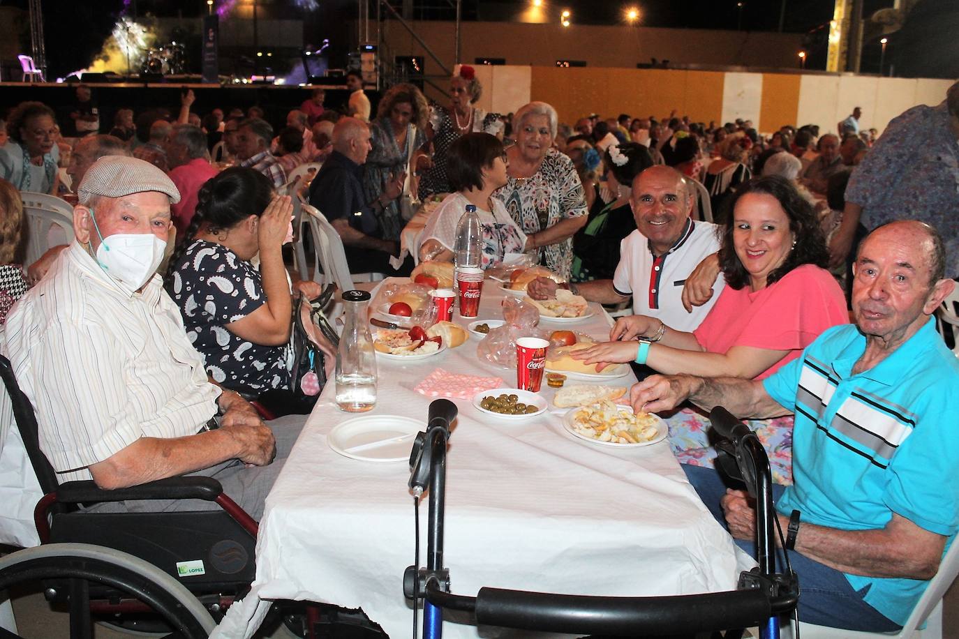 Las personas mayores disfrutaron de un canto en la Caseta Municipal. 