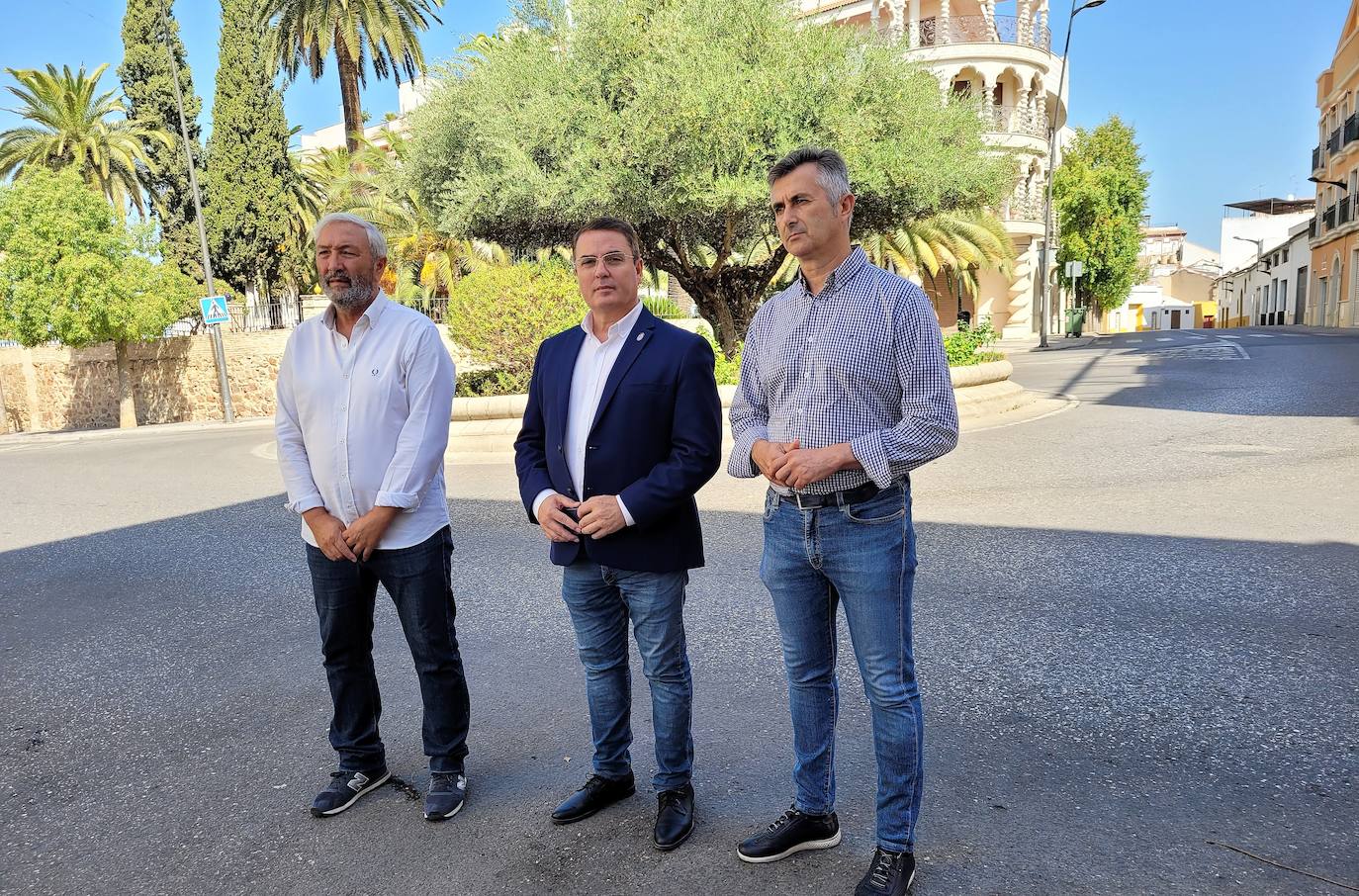Lucas García, Pedro Luis Rodríguez y José Luis Agea, ayer en la rotonda del Olivo. 