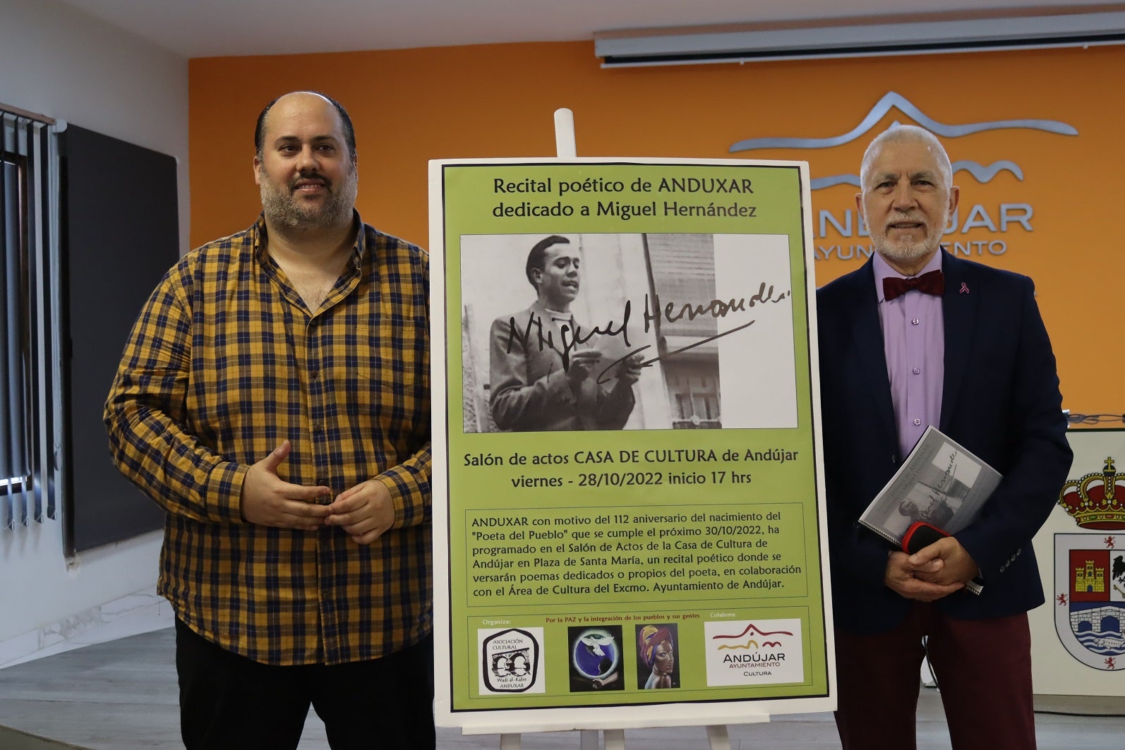 Juan Francisco Cazalilla y Juan José González con el cartel del recital. 