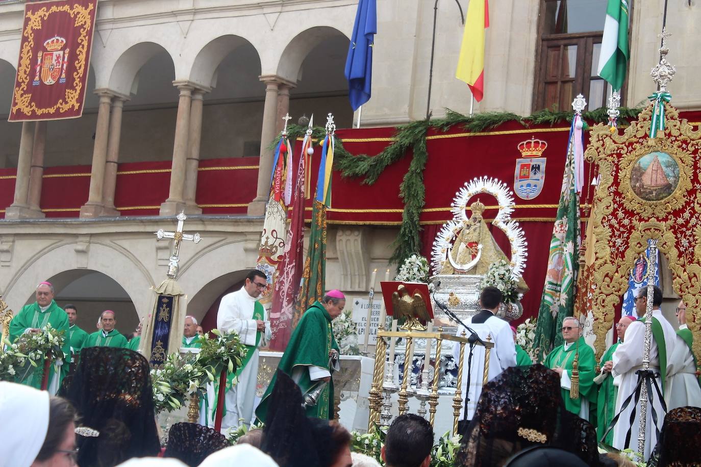 El nuncio del Papa acompañado por obispos y sacerdotes en al Pontifical de esta mañana. 