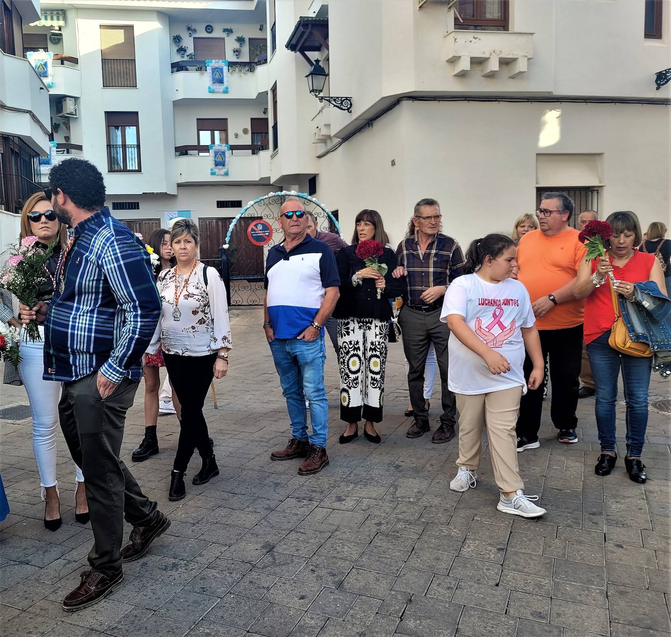 Devotos y devotas de la Virgen de la Cabeza en la ofrenda floral del sábado. 