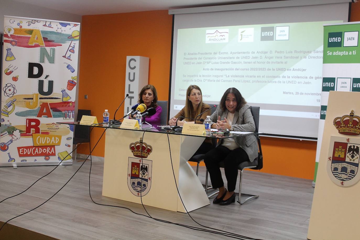 María del Carmen Peral, Alma Cámara y María Luisa Grande, en la inauguración. 