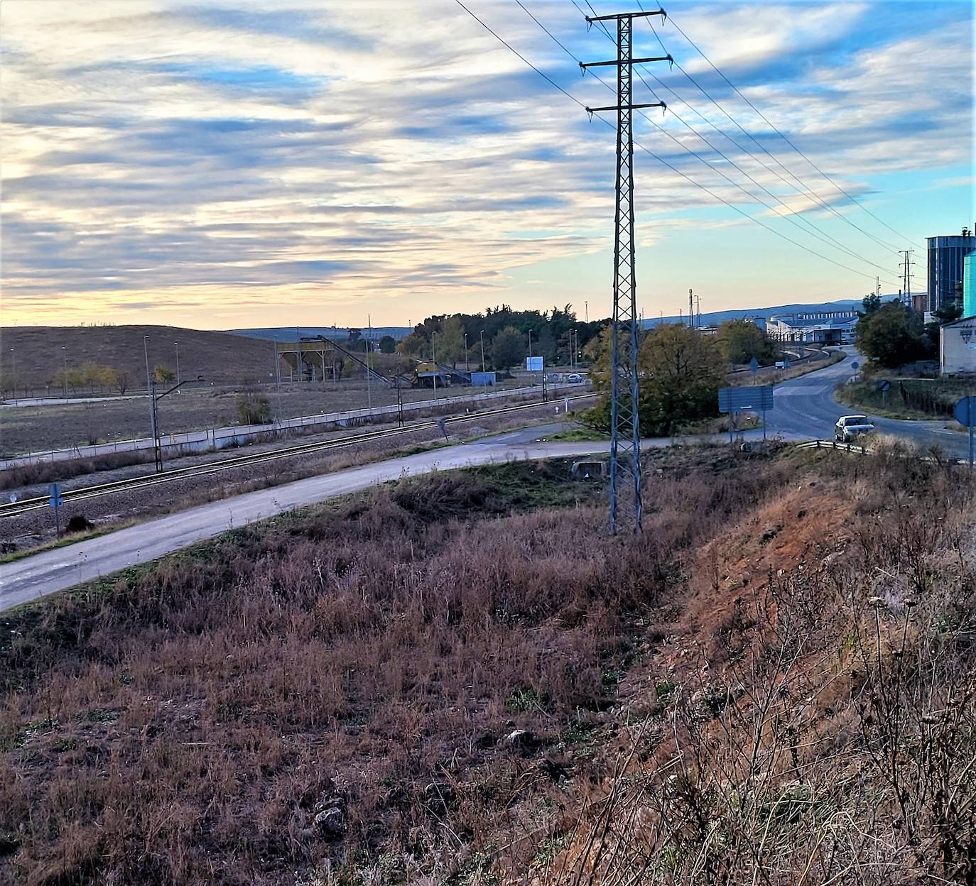 El municipio cuenta con el transporte por carretera y ferrioviario 